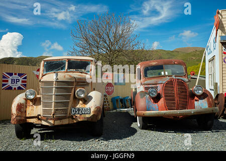 Retrò carrelli di prelievo in corrispondenza di tre insenature Trading Company, Passo Burkes, Mackenzie Country, Canterbury, Isola del Sud, Nuova Zelanda Foto Stock