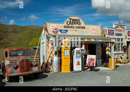 Retrò pickup truck e garage a tre insenature Trading Company, Passo Burkes, Mackenzie Country, Canterbury, Isola del Sud, Nuova Zelanda Foto Stock