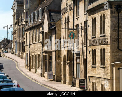 Fila di soleggiati vecchi edifici in pietra, lontre Pocket public house e Melbourn fratelli birreria, tutti i Santi Street, Stamford, Lincolnshire, Regno Unito Foto Stock