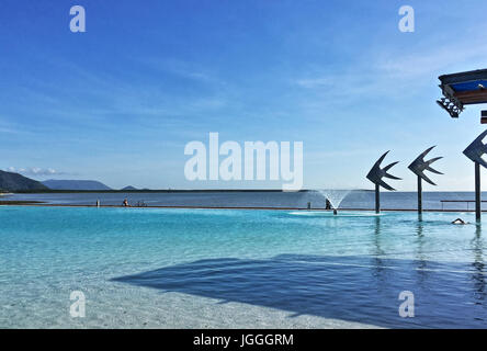 Il Cairns Esplanade piscina laguna è la laguna di acqua salata con una spiaggia sabbiosa area nel parco tra l'esplanade e l'ingresso Foto Stock