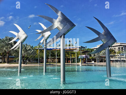 Il Cairns Esplanade piscina laguna è come una piscina pubblica ma non è effettivamente un pool, piuttosto è una laguna. Foto Stock