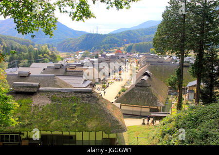 Affacciato sulla vista delle case in paglia presso Ouchi-juku in Shimogo a Fukushima Giappone Foto Stock