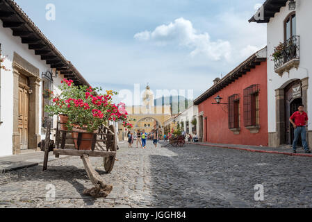 Carrello di fiori nella città di Antigua, Santa Catalina, Guatemala - un sito Patrimonio Mondiale dell'UNESCO Foto Stock
