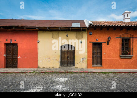 Case vivacemente colorate in una strada a ciottoli in Antigua. Antigua Guatemala Foto Stock