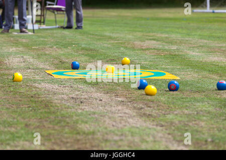 Bocce di erba pratica target bullseye luminoso giallo blu erba gioco amatoriale Foto Stock