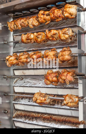 Tutto polli arrosto su uno spiedino Foto Stock