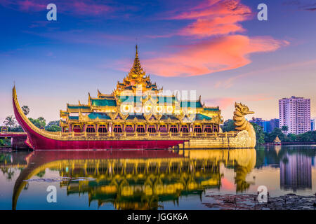 Yangon, Myanmar a Karaweik Palace di Kandawgyi Royal Lago. Foto Stock