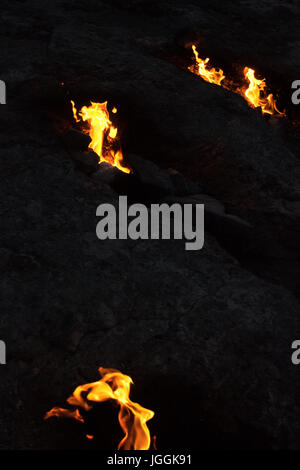La Chimera incendi nei pressi di Cirali Olympos beach, luogo famoso in Turchia Foto Stock
