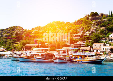 Vista sulla baia con yacht e barche sul mare Mediterraneo vicino al litorale in Turchia Foto Stock