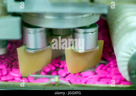 Pillole in confezione blister farmaceutica degli imballaggi alla linea di confezionamento. Industria farmaceutica. Fabbricazione di medicina. Apparecchiature farmaceutiche. Foto Stock