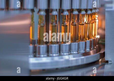 Ispeziona i flaconcini e ampolle per le particelle nel liquido e contenitore di difetti. Farmaceutica ispezione automatica macchina. Foto Stock