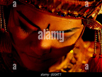 Ballerino di danza Balinese in costume tradizionale, isola di Bali, Canggu, Indonesia Foto Stock