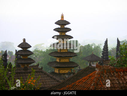 Torri di Meru al Tempio Besakih Bali isola, Monte Agung, Indonesia Foto Stock