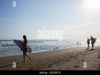 Surfers in Echo beach, isola di Bali, Canggu, Indonesia Foto Stock