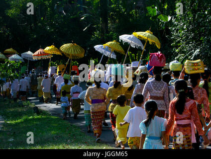 Un tradizionale tempio Hindu festival processione, isola di Bali, Canggu, Indonesia Foto Stock