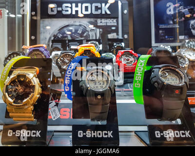 Nowy Sacz, Polonia - 30 Giugno 2017: Gli orologi Casio G-Shock per la vendita in un negozio finestra. G-Shock è una linea di orologi fabbricati da Casio, progettato per ri Foto Stock