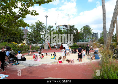 Parco giochi per bambini buca di sabbia con bambini che giocano nella Queen Elizabeth Parco Olimpico di Stratford, Newham Est Londra Inghilterra KATHY DEWITT Foto Stock