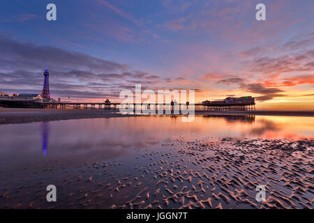 Blackpool; Tower; North Pier; Shore; Lancashire; UK Foto Stock