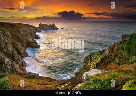 Logan Rock; Porthcurno; Cornovaglia; Regno Unito Foto Stock