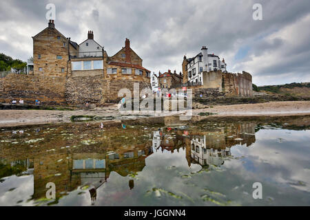 Robin cappe Bay; dalla spiaggia; Yorkshire; Regno Unito Foto Stock