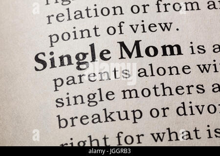 Fake Dizionario, definizione del dizionario della parola mamma single. comprendente i principali parole descrittive. Foto Stock