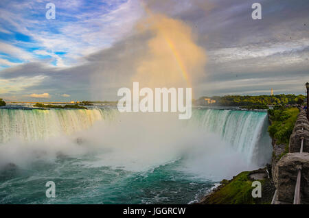 Le incredibili Cascate del Niagara al tramonto. Cascate Canadesi Ontario, Canada Foto Stock