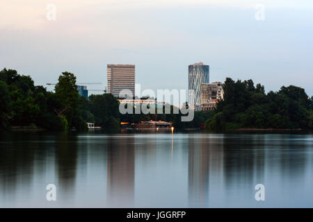 Edifici di uffici visti dal lago Herastrau, a Bucarest, in Romania. Foto Stock