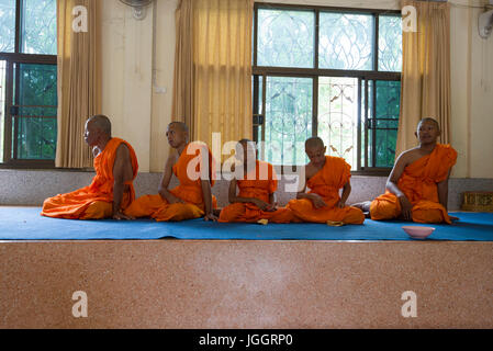 I monaci in un monastero a Khao Sai, Thailandia Foto Stock