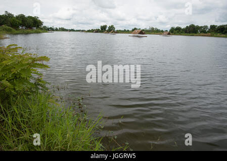 Ristorante capanne sul lago in Thailandia Foto Stock