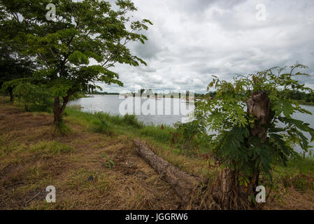 Ristorante capanne sul lago in Thailandia Foto Stock