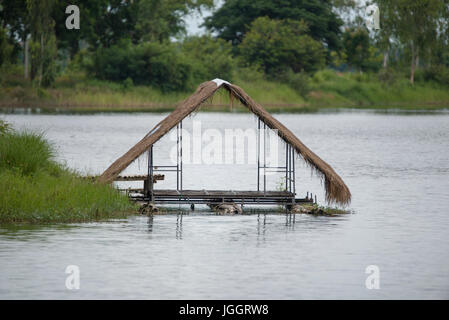 Ristorante capanne sul lago in Thailandia Foto Stock