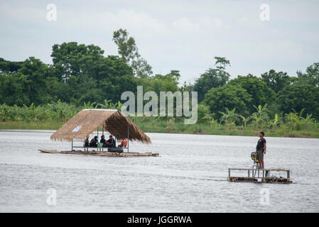 Ristorante capanne sul lago in Thailandia Foto Stock