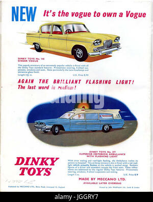 Meccano Magazine - a pieno colore pagina Dinky Toy inserzioni - 1962 - giocattoli realistici in concorrenza con modelli Corgi che erano in aumento in popolarità. Foto Stock