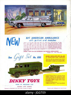 Meccano Magazine - a pieno colore pagina Dinky Toy inserzioni - 1962 - giocattoli realistici in concorrenza con modelli Corgi che erano in aumento in popolarità. Foto Stock