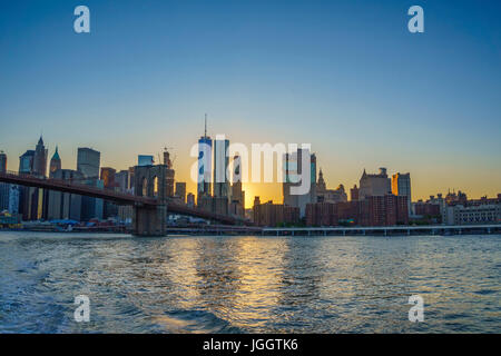 Crociera intorno a Manhattan al tramonto - architettoniche degli edifici moderni a Lower Manhattan - vista dello skyline di New York City Foto Stock