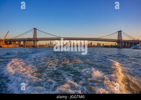 Crociera intorno a Manhattan al tramonto - architettoniche degli edifici moderni a Lower Manhattan - vista dello skyline di New York City Foto Stock