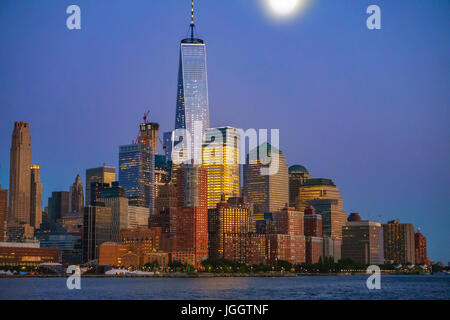 Crociera intorno a Manhattan al tramonto - architettoniche degli edifici moderni a Lower Manhattan - vista dello skyline di New York City Foto Stock