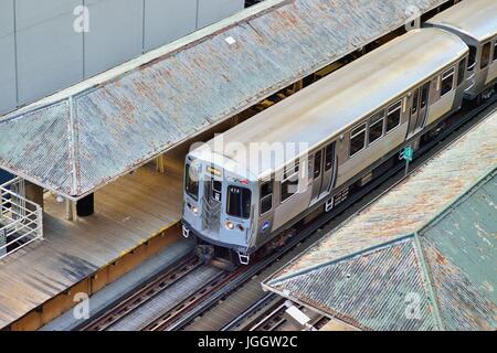 Sulle vie che formano il percorso ad anello che definisce Chicago la famosa area del centro cittadino, un CTA Rapid Transit Train in pausa in corrispondenza di una stazione. Chicago, Illinois, Stati Uniti d'America. Foto Stock