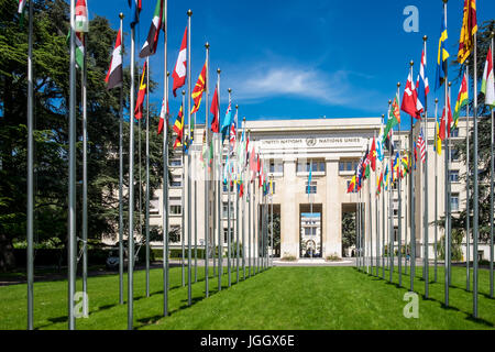 Pennoni di fronte all Organizzazione delle Nazioni Unite onu, Palais des Nations, Ginevra, Svizzera, Europa Foto Stock
