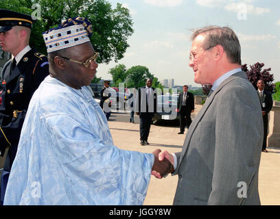 L' onorevole Donald H. Rumsfeld (a destra), U.S. Il Segretario della Difesa, saluta il Presidente Matteo Aremu Olusegun Obasanjo, Repubblica federale di Nigeria presso il fiume entrata del Pentagono, Washington, 10 maggio 2001. Foto Stock