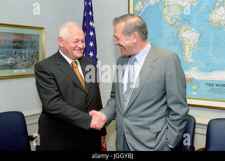 L' onorevole Donald H. Rumsfeld (a destra), U.S. Il Segretario della Difesa, posa per una foto con il maresciallo Igor Sergeyev D., ex ministro russo della difesa e ora un consulente speciale per il presidente russo Vladimir Putin al Pentagono, sala 3E928, Washington, D.C., Jun. 20, 2001. Foto Stock