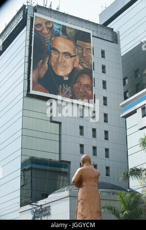 El Salvador si prepara per la cerimonia di beatificazione di massa e annunciando la beatificazione di Monsignor Oscar Romero. L Arcivescovo fu ucciso a modificare la sua chiesa della Divina Provvidenza da una ala destra pistolero nel 1980. Oscar Arnulfo Romero Galdamez y è diventata il quarto Arcivescovo di San Salvador, riuscendo Luis Chavez, e ha parlato fuori contro la povertà, l'ingiustizia sociale, omicidi e torture. Romero è stato assassinato mentre Massa offrendo il 24 marzo 1980. Foto Stock