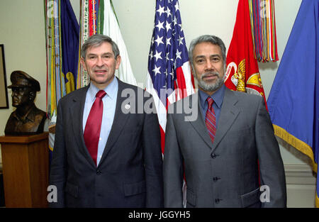Il vice Segretario della Difesa Paul Wolfowitz (sinistra), in posa per una fotografia con il Presidente di Timor Est, Kay Xanana Gusmao (a destra), al Pentagono a Washington D.C., il 2 ottobre, 2002. Foto Stock