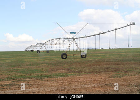 Attrezzature di irrigazione, terra, Autostrada Agnésio Carvalho de Souza, MG-335, 2016, Minas Gerais, Brasile. Foto Stock