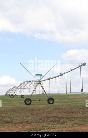 Attrezzature di irrigazione, terra, Autostrada Agnésio Carvalho de Souza, MG-335, 2016, Minas Gerais, Brasile. Foto Stock