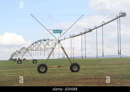 Attrezzature di irrigazione, terra, Autostrada Agnésio Carvalho de Souza, MG-335, 2016, Minas Gerais, Brasile. Foto Stock