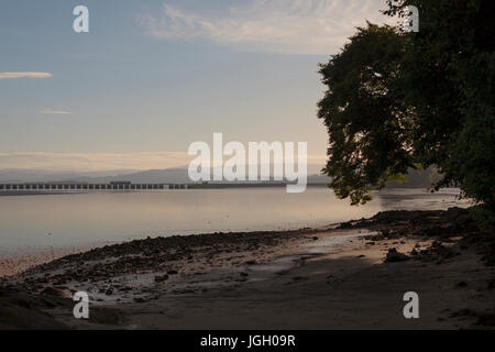 Rampa settentrionale pacer treno attraversa il fiume Kent viadotto a Arnside, Cumbria la costa del Cumbria linea con la 0519 Preston - Barrow In Furness Foto Stock