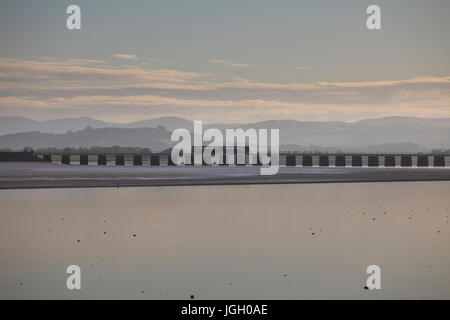 Rampa settentrionale pacer treno attraversa il fiume Kent viadotto a Arnside, Cumbria in Cumbria linea costiera con il 0519 Preston - Barrow In Furness Foto Stock