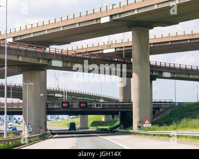 Autostrada A12-A4 cavalcavia Prins Clausplein interscambio di stack a L'Aia, South-Holland, Paesi Bassi Foto Stock