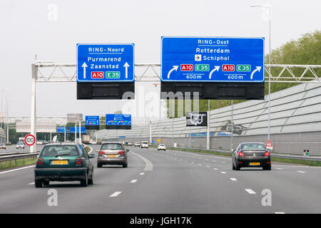 Il traffico su interscambio autostradale A1-A10 e il sovraccarico di informazioni di percorso segni, Amsterdam, Olanda Settentrionale, Paesi Bassi Foto Stock